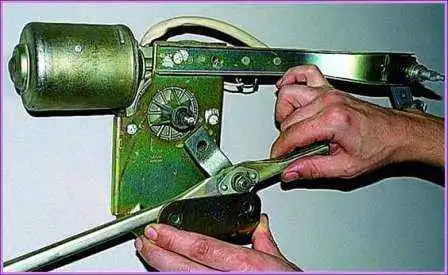 Überprüfen und Ersetzen des Scheibenwischers eines Gazelle-Autos Überprüfen und Ersetzen eines Scheibenwischers eines Gazelle-Autos