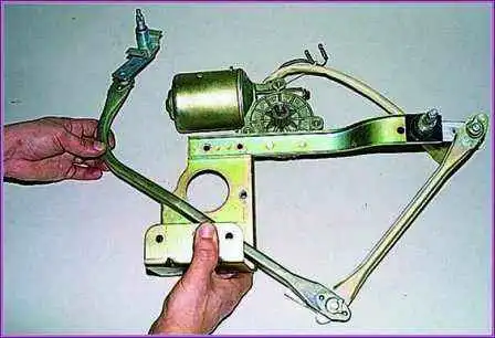 Überprüfen und Ersetzen des Scheibenwischers eines Gazelle-Autos Überprüfen und Ersetzen eines Scheibenwischers eines Gazelle-Autos