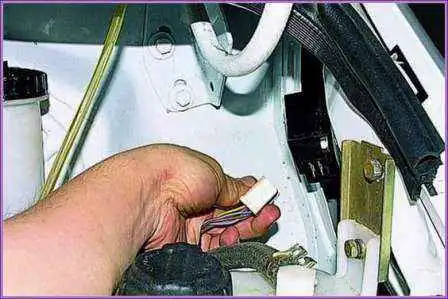 Überprüfen und Ersetzen des Scheibenwischers eines Gazelle-Autos Überprüfen und Ersetzen eines Scheibenwischers eines Gazelle-Autos