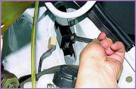 Überprüfen und Ersetzen des Scheibenwischers eines Gazelle-Autos Überprüfen und Ersetzen eines Scheibenwischers eines Gazelle-Autos