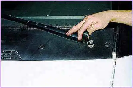 Überprüfen und Ersetzen des Scheibenwischers eines Gazelle-Autos Überprüfen und Ersetzen eines Scheibenwischers eines Gazelle-Autos