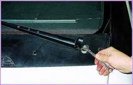 Überprüfen und Ersetzen des Scheibenwischers eines Gazelle-Autos Überprüfen und Ersetzen eines Scheibenwischers eines Gazelle-Autos