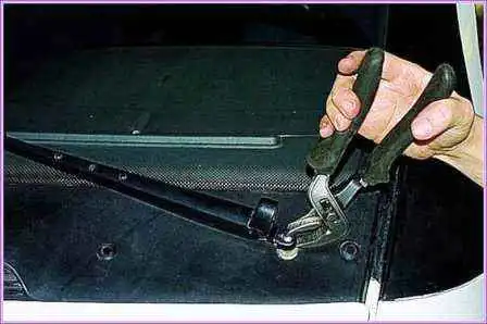 Überprüfen und Ersetzen des Scheibenwischers eines Gazelle-Autos Überprüfen und Ersetzen des Scheibenwischers eines Gazelle-Autos