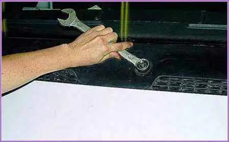 Überprüfen und Ersetzen des Scheibenwischers eines Gazelle-Autos Überprüfen und Ersetzen des Scheibenwischers eines Gazelle-Autos