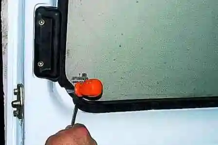 Замена стекол сдвижной двери и боковины автомобиля Газель Замена стекол сдвижной двери и боковины автомобиля Газель