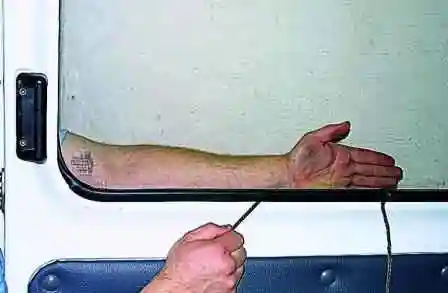 Замена стекол сдвижной двери и боковины автомобиля Газель Замена стекол сдвижной двери и боковины автомобиля Газель