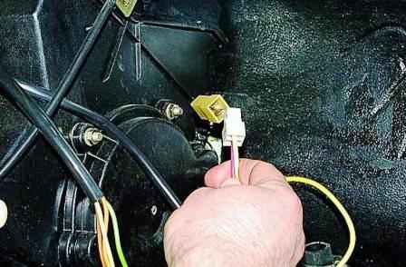 Retirar e instalar el calentador principal de un automóvil Gazelle