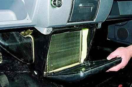 Removing and installing the heater radiator of a Gazelle car