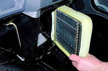 Retirar e instalar el radiador de calefacción de un automóvil Gazelle