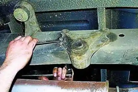 Retirar y desarmar el resorte delantero de un Gazelle