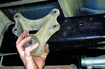 Retirar y desarmar el resorte delantero de un automóvil Gazelle