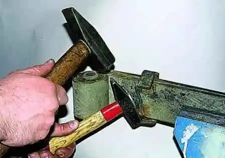 Retirar y desarmar el resorte delantero de un automóvil Gazelle