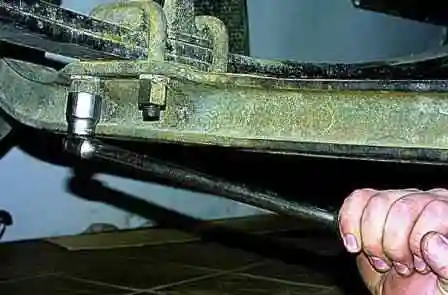 Retirar, desarmar el resorte delantero del auto Gazelle