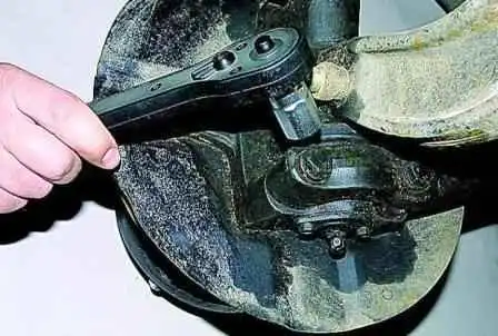 Quitar la viga delantera del auto Gazelle