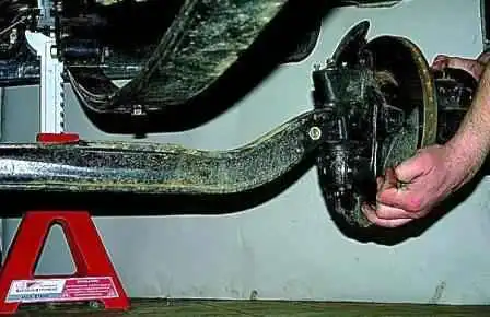 Quitar la viga delantera del auto Gazelle