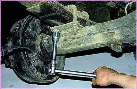 How to remove and install the rear spring of a Gazelle car
