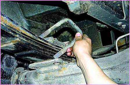 How to remove and install the rear spring of a Gazelle car
