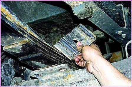 How to remove and install the rear spring of a Gazelle car