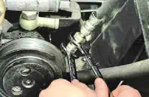 Removing and installing the power steering pump of a Gazelle car