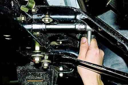 Ausbau des Lenkgetriebes eines Gazelle-Autos