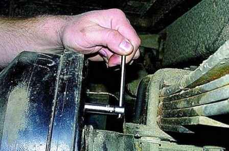 Repair and adjustment of the parking brake of a Gazelle car le