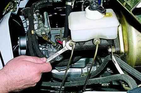 Removing the brake master cylinder of a Gazelle