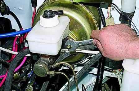 Removing the brake master cylinder of a Gazelle