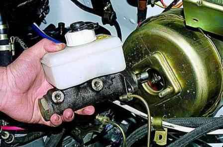 Removing the brake master cylinder of a Gazelle