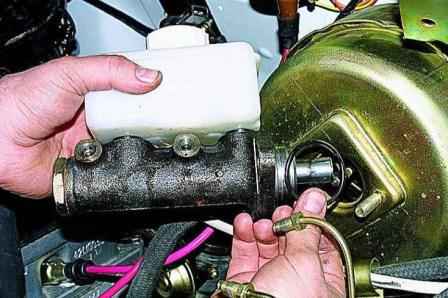 Removing the brake master cylinder of a Gazelle