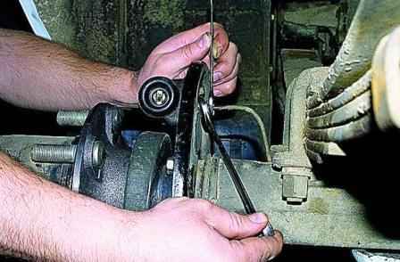 Replacing the brake cylinder of the rear wheels of the Gazelle car