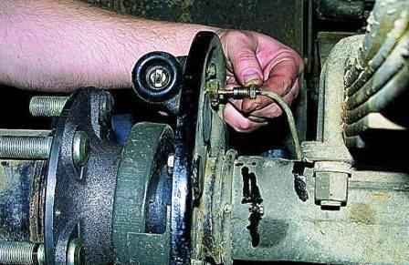 Replacing the brake cylinder of the rear wheels of the Gazelle car