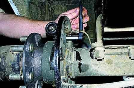 Replacing the brake cylinder of the rear wheels of the Gazelle car