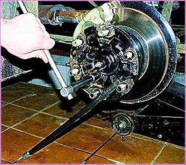 Ersetzen der Bremsscheibe des Vorderrads eines Gazelle Auto