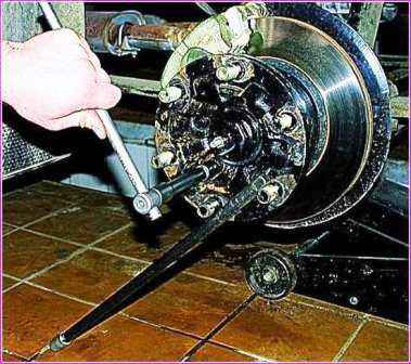 Replacing the brake disc of the front wheel of a Gazelle car