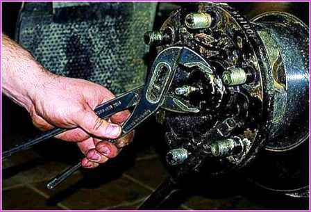 Replacing the brake disc of the front wheel of a Gazelle car