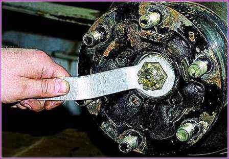 Replacing the brake disc of the front wheel of a Gazelle car