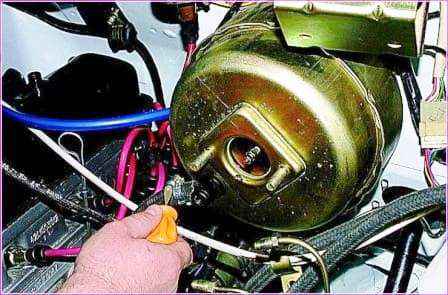 Replacing the vacuum brake booster of a Gazelle car 