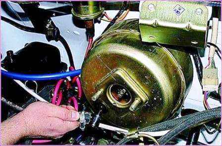 Ersatz des Vakuum-Bremskraftverstärkers des Gazelle-Autos 