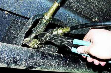Repair and adjustment of the parking brake of a Gazelle car