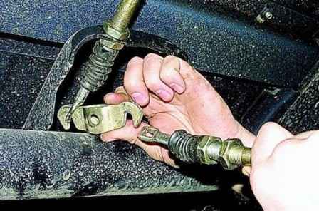 Reparación y ajuste del freno de mano de un coche Gazelle