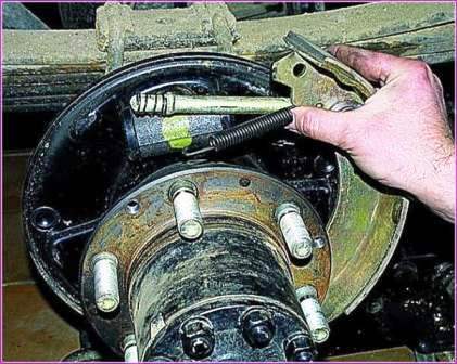 How to replace a Gazelle rear brake drum and pads