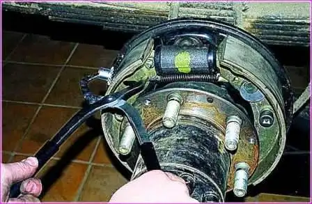 Как заменить тормозной барабан и колодки задних колес Газель