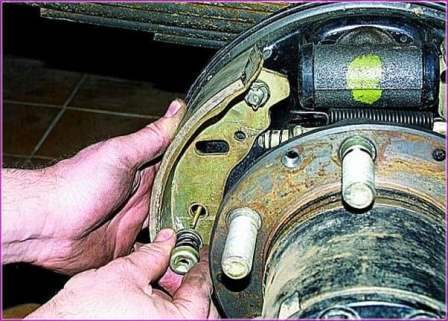 How to replace a Gazelle rear brake drum and pads