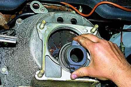 How to remove the clutch housing of the ZMZ-406 engine of the Gazelle car