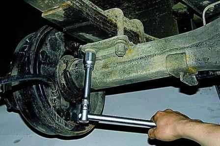 Removing the rear axle of the Gazelle