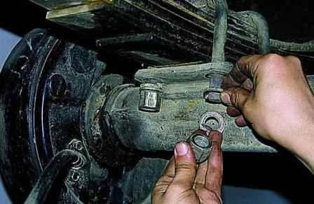 Removing the rear axle of the Gazelle