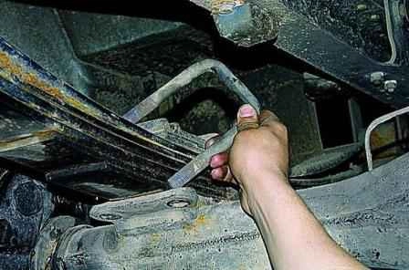 Removing the rear axle of the Gazelle