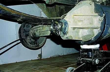 Removing the rear axle of the Gazelle
