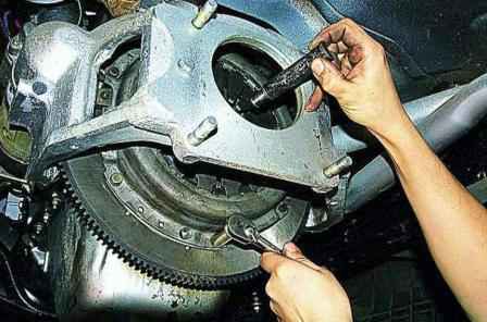 Removing clutch discs from Gazelle car