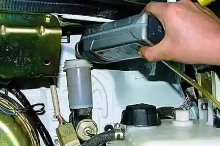 Прокачування гідроприводу зчеплення та заміна робочої рідини в газелі